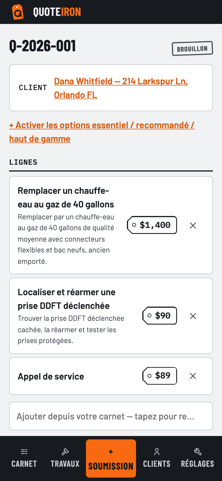 Une soumission QuoteIron sur un téléphone : remplacement de chauffe-eau, réarmement d’une prise DDFT, appel de service — total de 1 579 $ avec un acompte de 30 %.