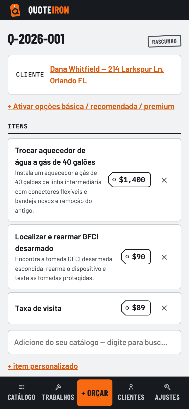 Um orçamento do QuoteIron no celular: troca de aquecedor, rearme do disjuntor DR, taxa de visita — total $1.579 com sinal de 30%.